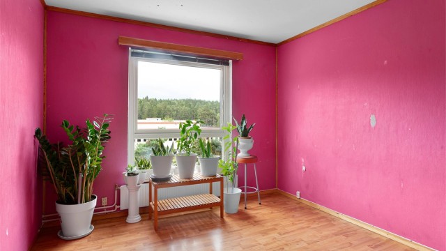 Soverom 1 med laminat på gulv, malt tapet på vegger og malt himling