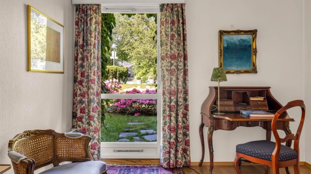 Fra denne delen av etasjen er det direkte utgang til en hyggelig hageflekk som gir en sjelden og attraktiv kombinasjon av leilighetsliv og tilgang til utearealer.