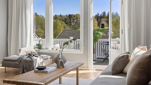 Fra stuen er det direkte utgang til den sydvendte terrassen, som ble oppgradert i 2022.