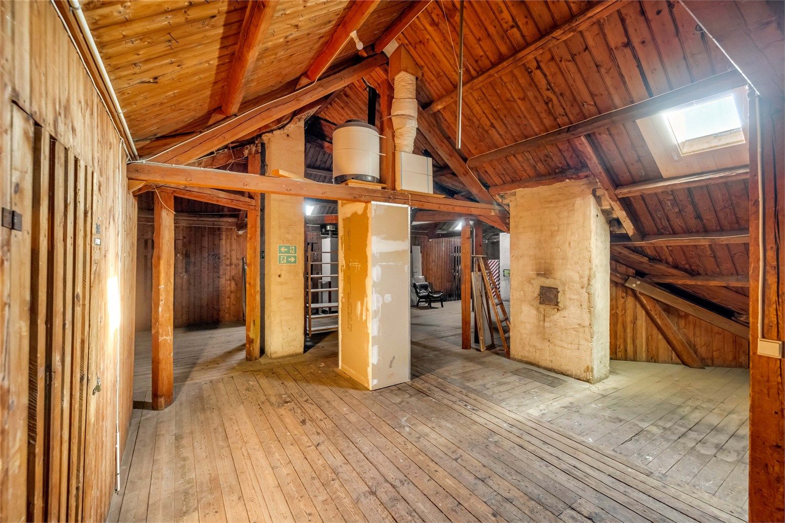 Svært god lagringsplass i disponible boder både på loft, i kjeller og i trappegangen like utenfor leiligheten.