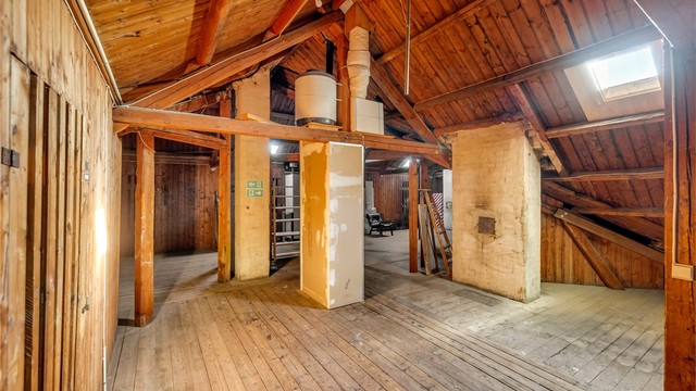 Svært god lagringsplass i disponible boder både på loft, i kjeller og i trappegangen like utenfor leiligheten.