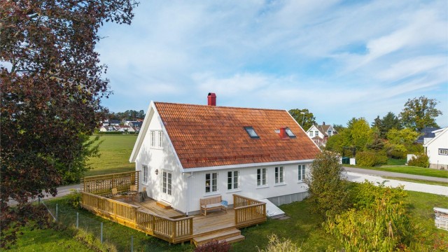 Sjarmerende enebolig på solfylt tomt på Føynland – totalrenovert med utsøkt finish