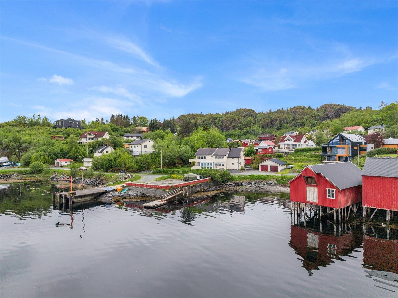 Nærområdet byr på gode muligheter for en aktiv livsstil. Fosenhallen med innendørs kunstgressbane, treningssentre og ulike idrettsanlegg ligger kun få minutter unna, og området rundt eiendommen innbyr til flotte turer langs blant annet sjøen. 