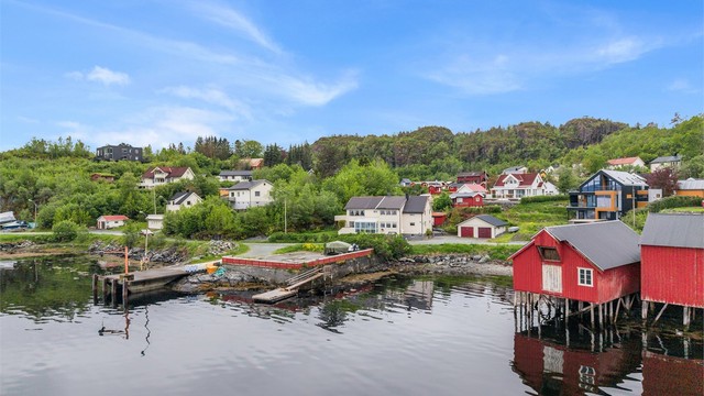 Nærområdet byr på gode muligheter for en aktiv livsstil. Fosenhallen med innendørs kunstgressbane, treningssentre og ulike idrettsanlegg ligger kun få minutter unna, og området rundt eiendommen innbyr til flotte turer langs blant annet sjøen.