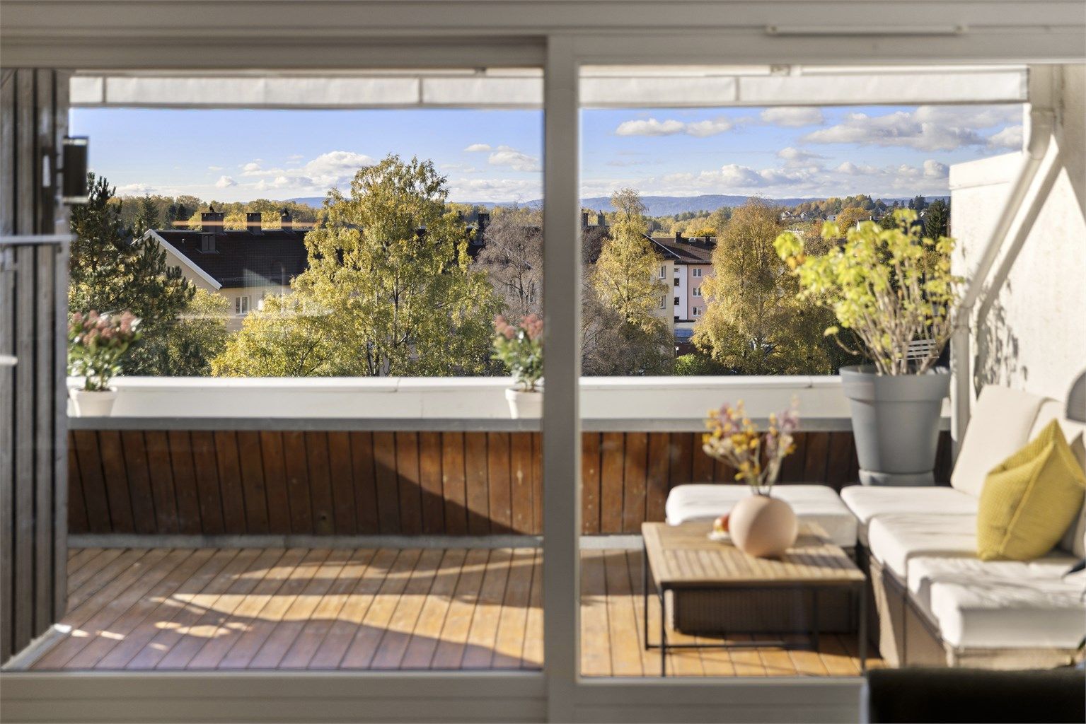 Terrassen fungerer som en naturlig forlengelse av stuen i sommerhalvåret.