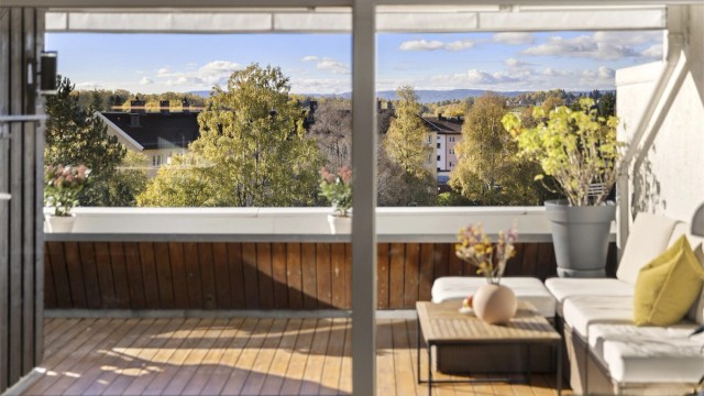 Terrassen fungerer som en naturlig forlengelse av stuen i sommerhalvåret.