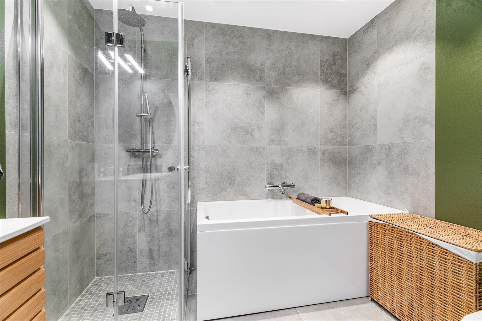 Badet ble i 2023 både utvidet og renovert til moderne standard. Med både badekar og dusjhjørne byr badet på valgfrihet i hverdagen. I gulvet er det varme.