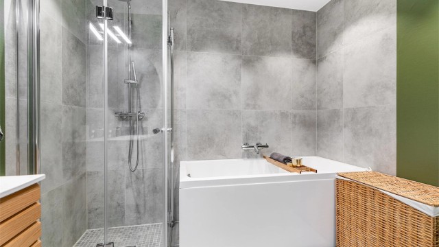 Badet ble i 2023 både utvidet og renovert til moderne standard. Med både badekar og dusjhjørne byr badet på valgfrihet i hverdagen. I gulvet er det varme.