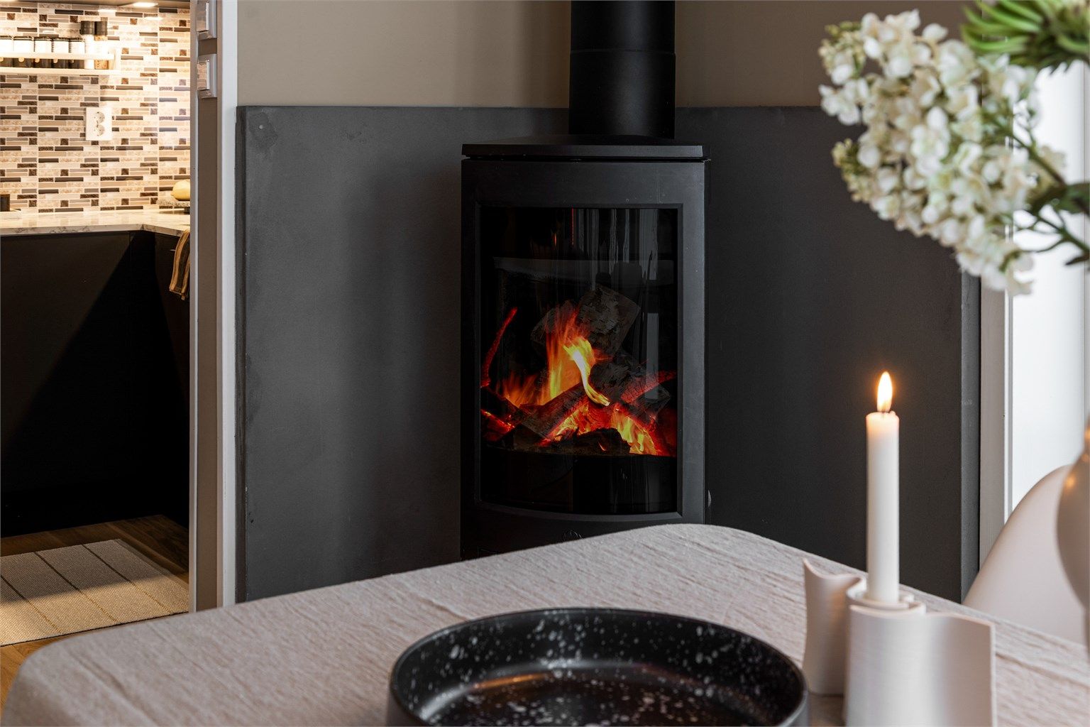 Moderne peisovn i stue/spisestue.