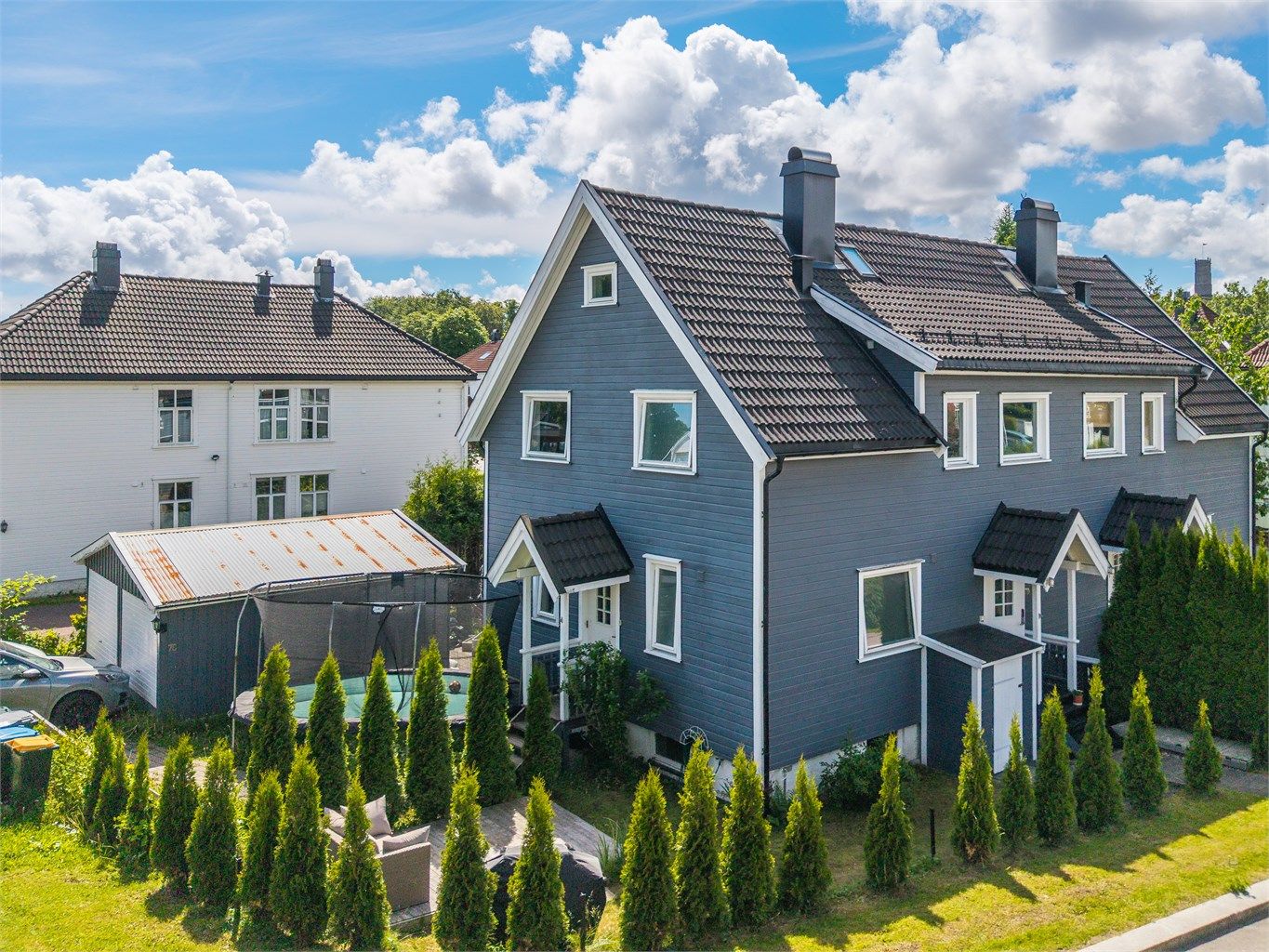 Bygningen har saltak tekket med betongtakstein.