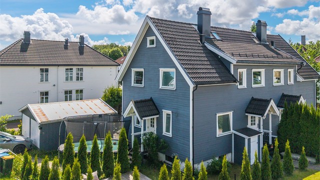 Bygningen har saltak tekket med betongtakstein.