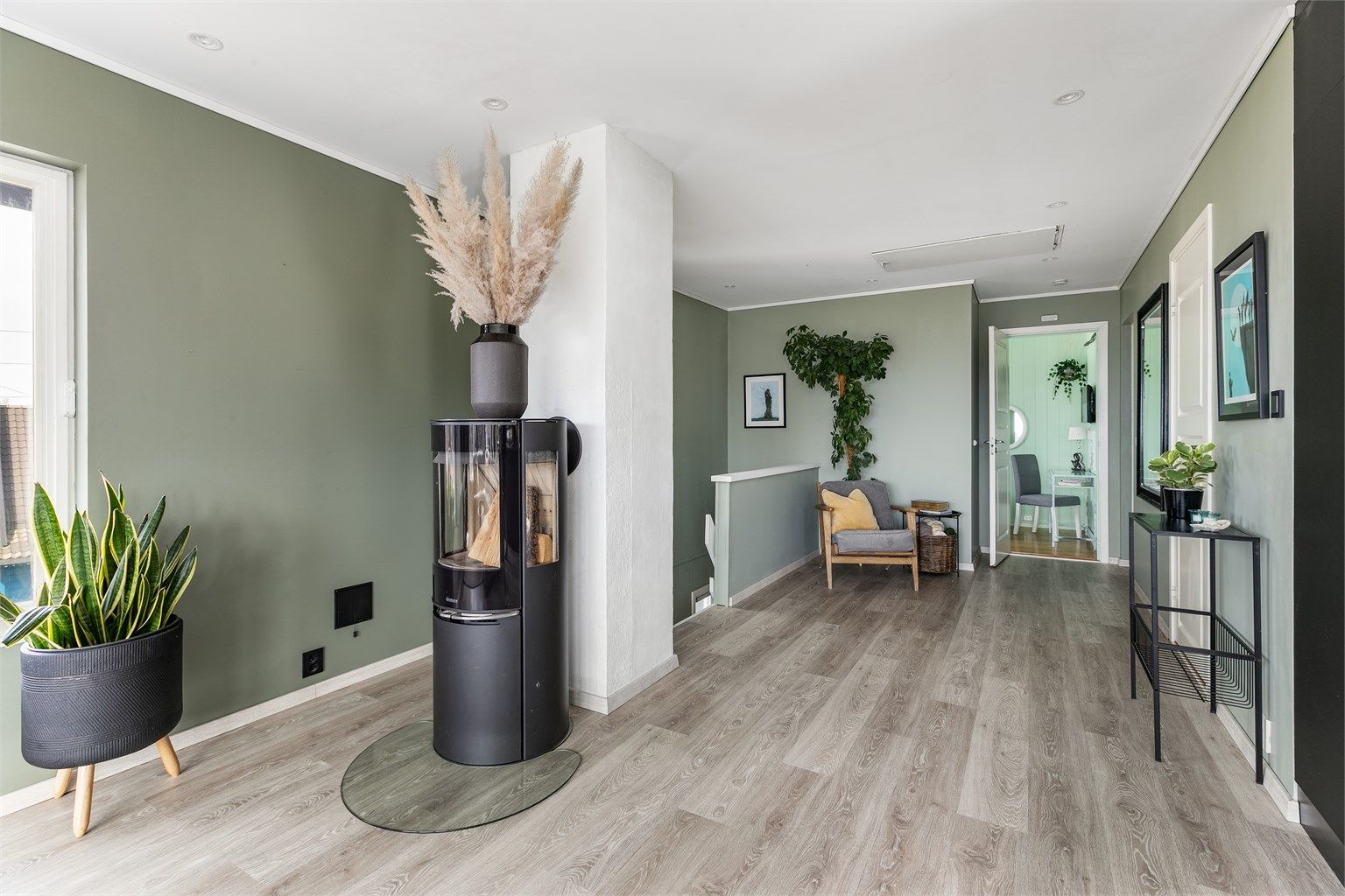 Soverommene er distansert fra den sosiale sonen og samlet i etasjens nordre ende, i praktisk nærhet av badet.