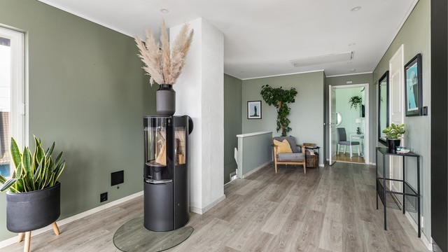 Soverommene er distansert fra den sosiale sonen og samlet i etasjens nordre ende, i praktisk nærhet av badet.