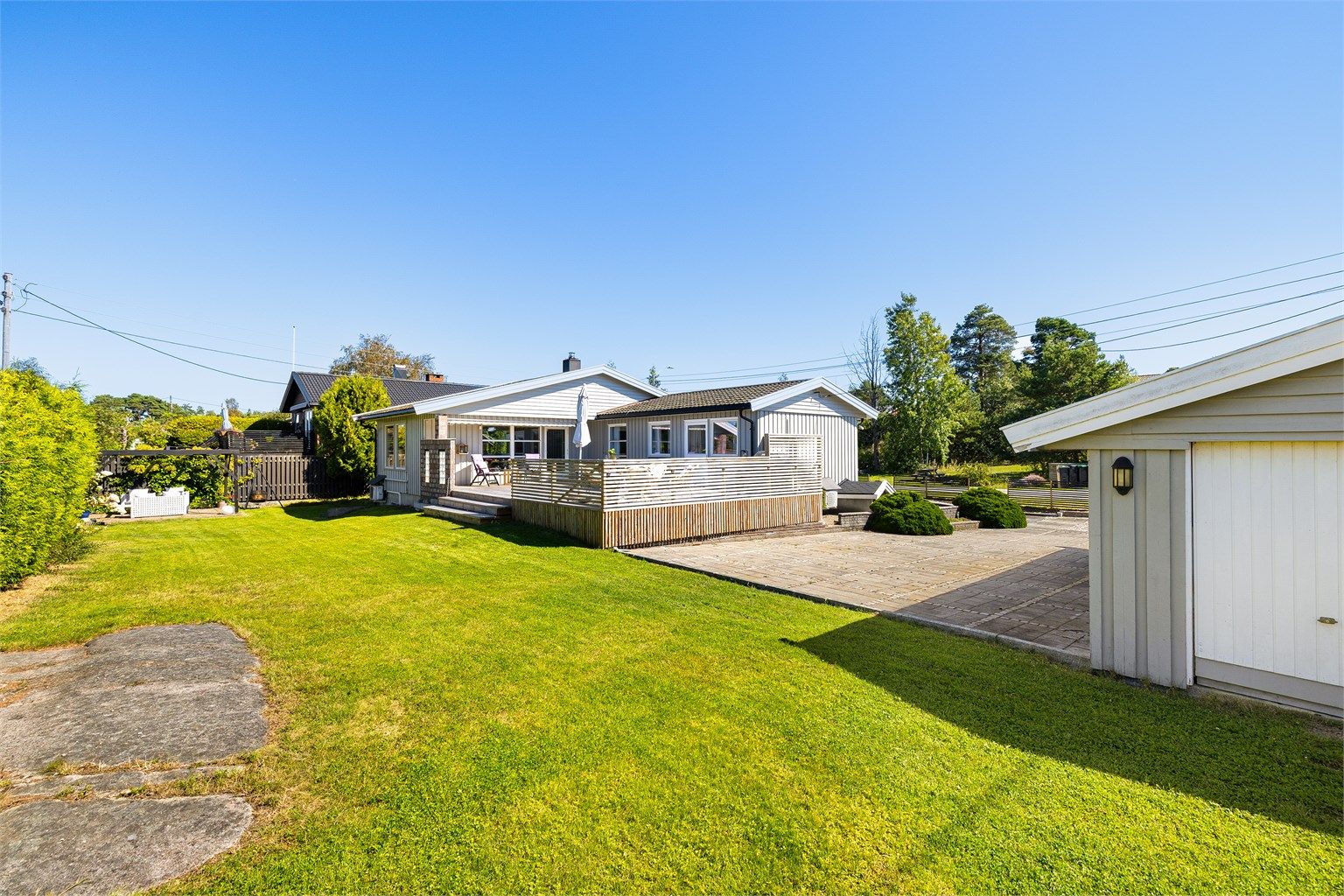 Eneboligen ble oppført i 1973 med alle oppholdsrom på én flate og en underetasje som er tatt i bruk i senere år.