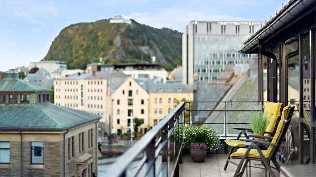 Her får man en herlig utsikt mot bysentrum og byfjellet med Fjellstua, i tillegg til et gløtt mot Brosundet