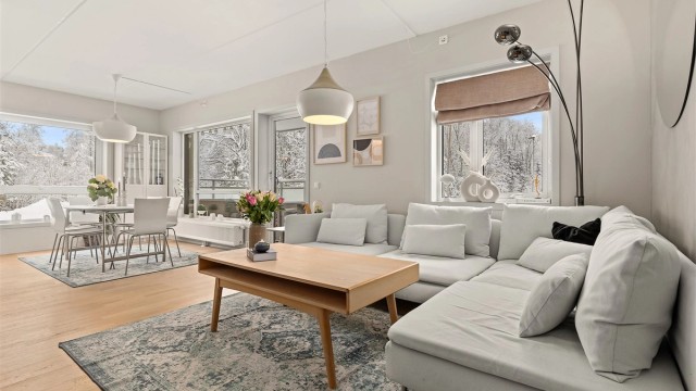 Velkommen til Harry Olsens vei 11. En lys og innbydende 4-roms leilighet med sentral beliggenhet.