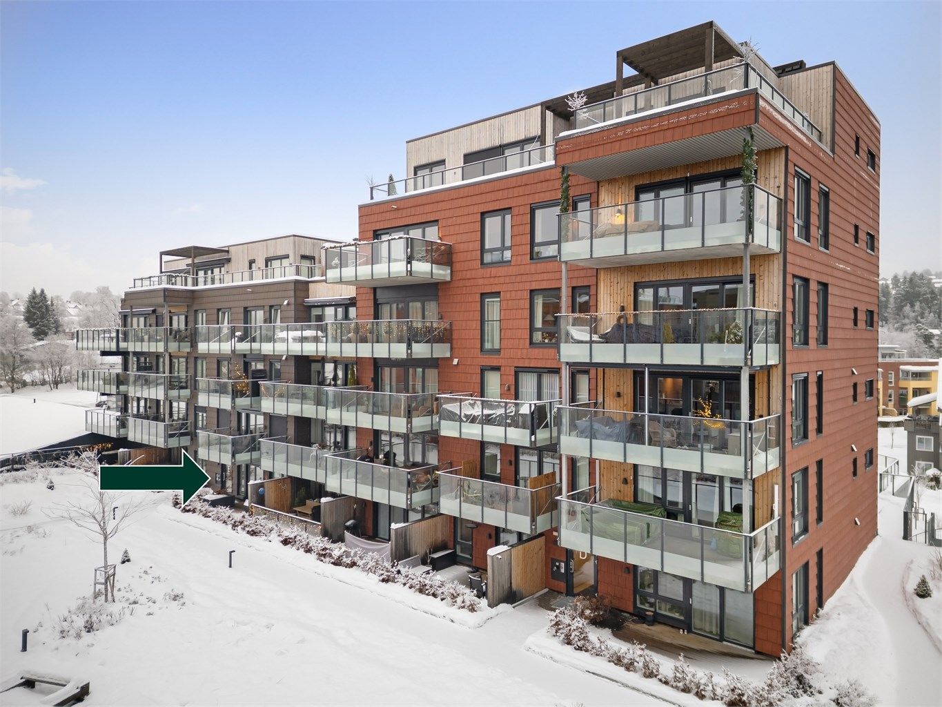 Lekker, nyere to-roms leilighet med høy standard. Leiligheten ligger i 3. etasje fra gateplan, men i 1. etasje fra atrium som kun er for beboere.