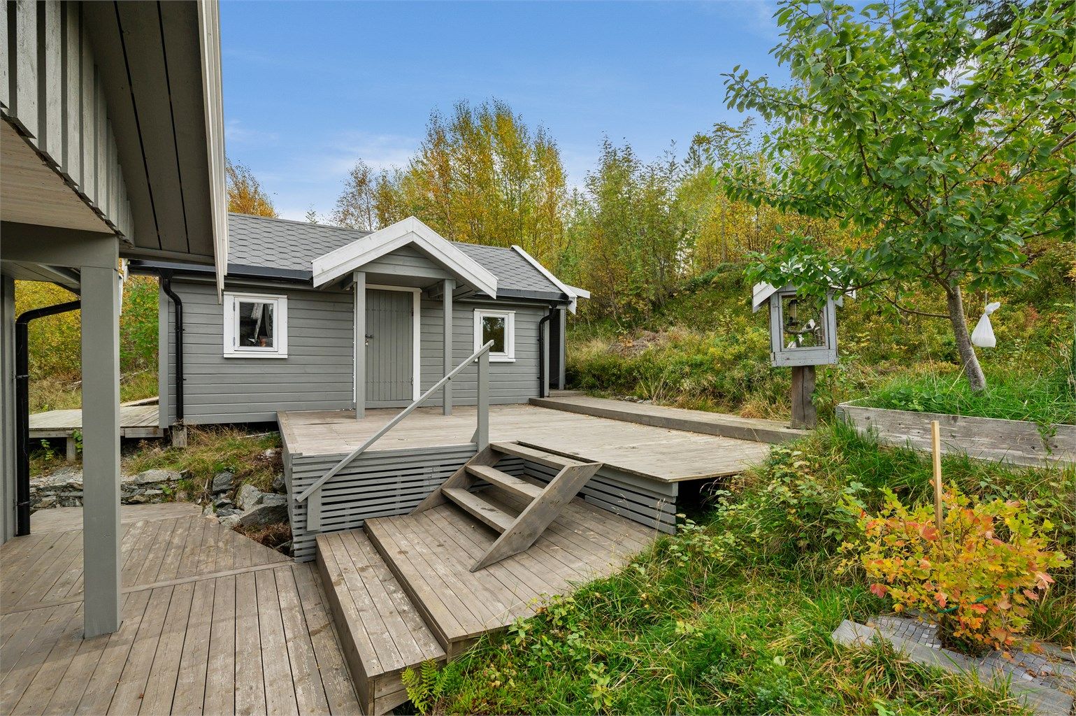 Her har man god plass til ønsket utemøblement og grill. 