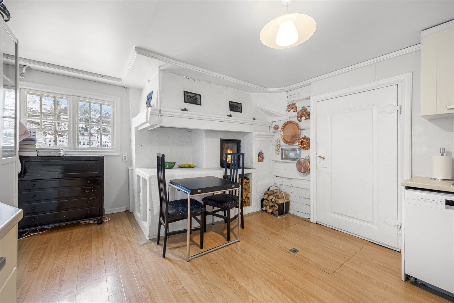 En sjarmerende peisovn på kjøkkenet gir både varme og en hyggelig atmosfære.