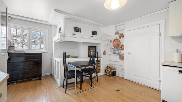 En sjarmerende peisovn på kjøkkenet gir både varme og en hyggelig atmosfære.