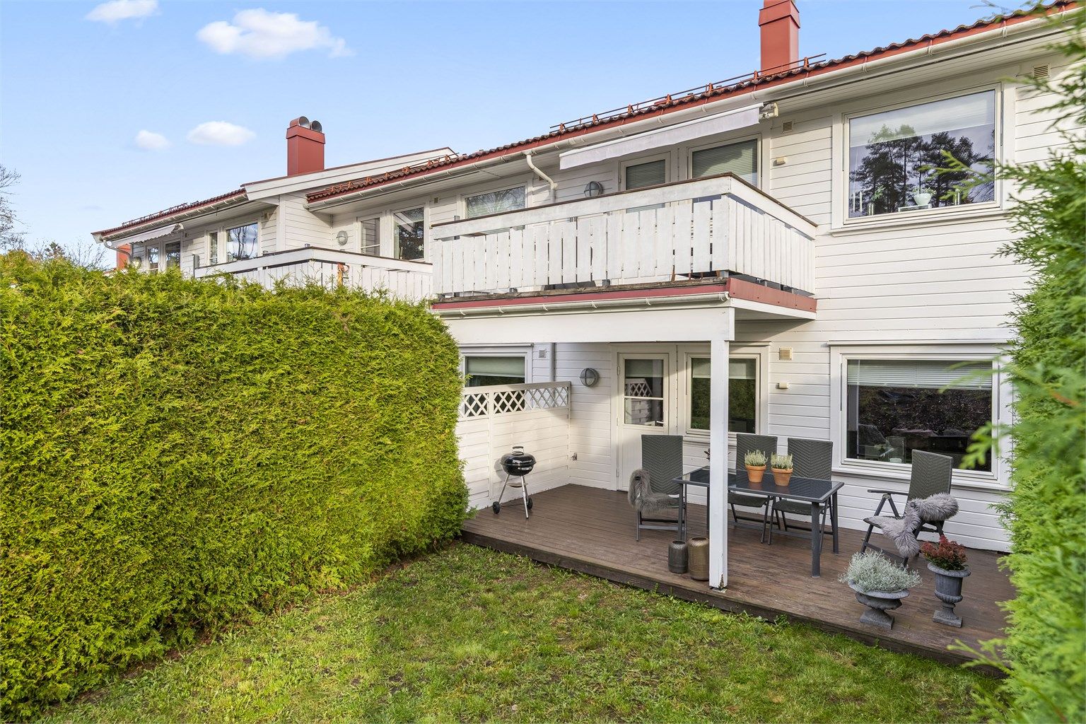 Praktisk beliggende i 1.etasje med adkomst til egen uteplass og hagedel