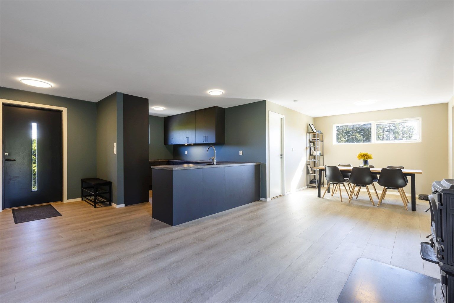 Alt av overflater er byttet i stue/kjøkken. Foto: Danny Twang