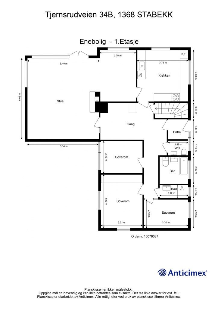 Første etasje har et bruksareal på 120 m² og inneholder blant annet stue, kjøkken, tre soverom, to bad og et toalettrom.
