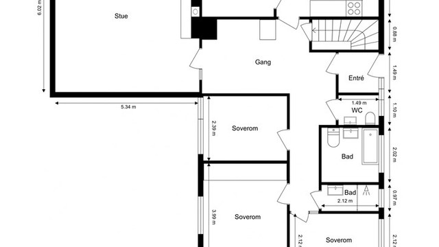 Første etasje har et bruksareal på 120 m² og inneholder blant annet stue, kjøkken, tre soverom, to bad og et toalettrom.