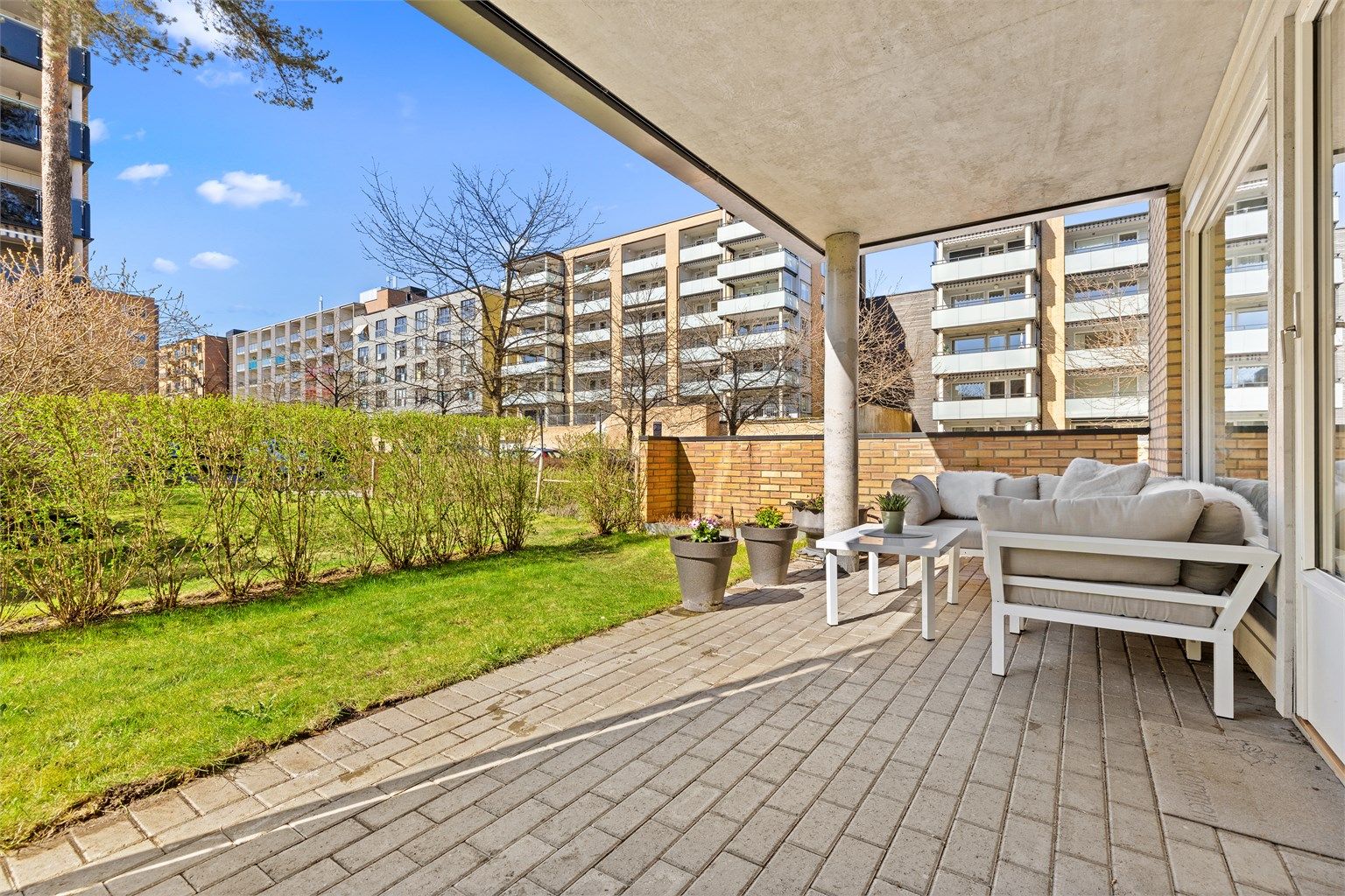 Her får du din egen uteplass på bakkenivå. Den overbygde uteplassen fungerer som en forlengelse av stuen store deler av året.