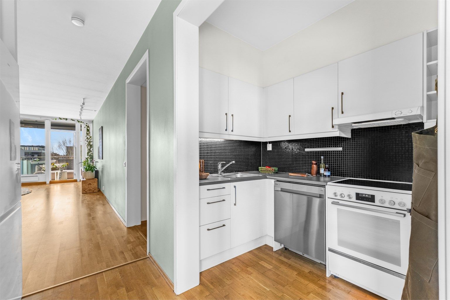 Flott kjøkken med bra skap- og benkeplass.