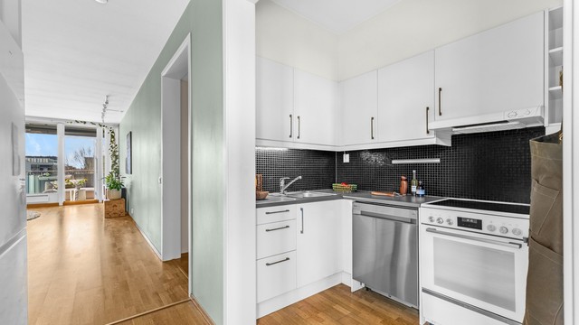 Flott kjøkken med bra skap- og benkeplass.