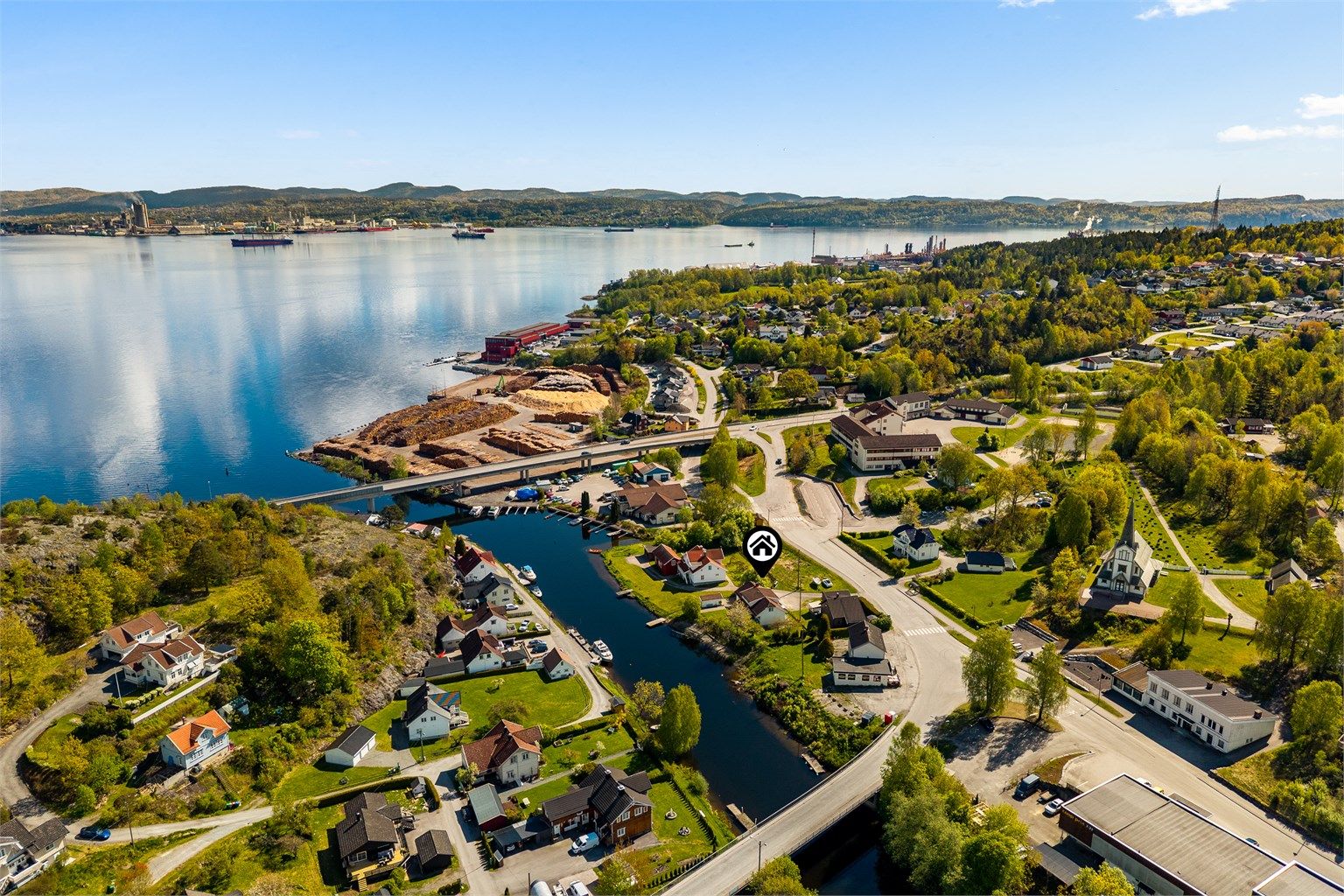 Det er ca. 15 km til både Porsgrunn og Stathelle med alle sentrumsfasiliteter.