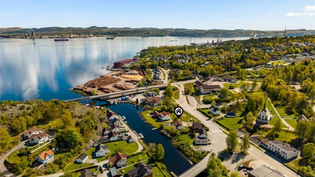 Det er ca. 15 km til både Porsgrunn og Stathelle med alle sentrumsfasiliteter.