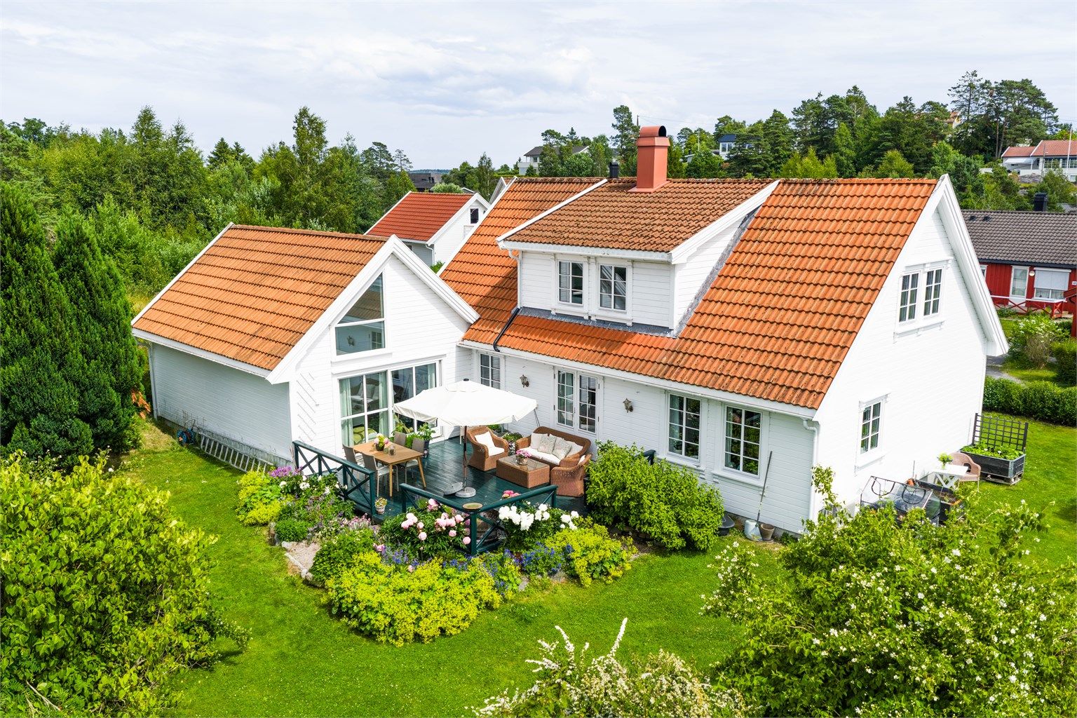 Velkommen til denne velholdte eneboligen på en romslig og nydelig opparbeidet tomt på Tybakken.
