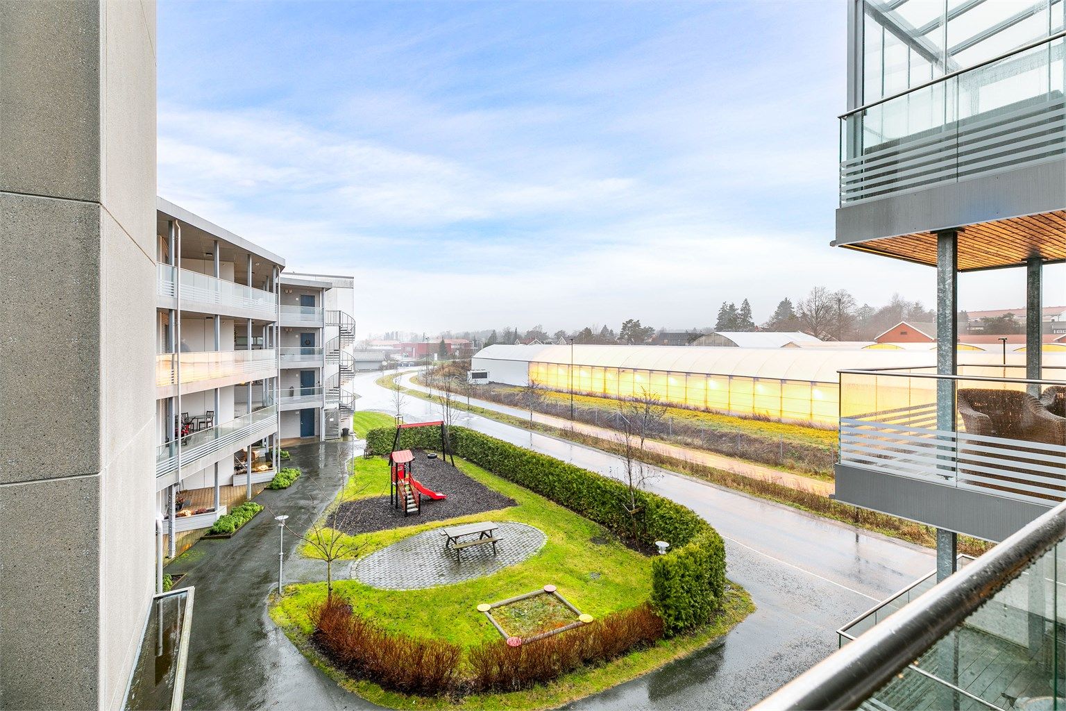 Høyden av tredje etasje sikrer et fint utsyn til omgivelsene fra verandaen. Fotograf; Børge Oppegård.