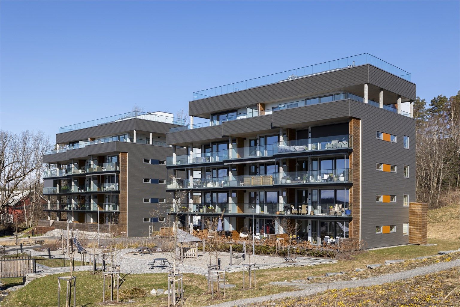 Eikelijordet 23 ligger i et nyere og rolig boligfelt i Ski, med åpent kulturlandskap og skog som nærmeste nabo.