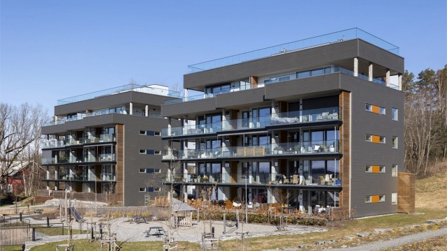 Eikelijordet 23 ligger i et nyere og rolig boligfelt i Ski, med åpent kulturlandskap og skog som nærmeste nabo.