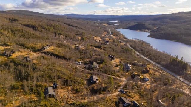 Fra hytta har du kort vei til Røros sentrum, hvor du finner et rikt utvalg av restauranter, bakerier og små butikker – mange med lokale produkter og håndverk.