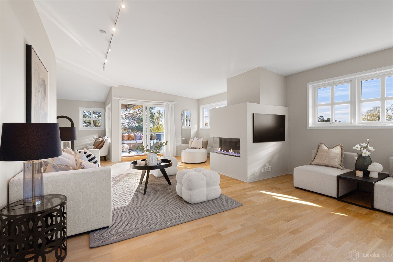 Velkommen til Munkerudåsen 38B - Stor og meget pen toppleilighet | Solrik | 2 terrasser | Privat heisadkomst | Garasje | Trafikkskjermet - Foto: Løvåsfoto
