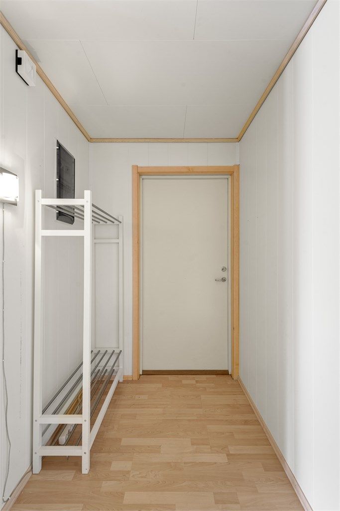 Praktisk gang med god plass til å henge fra seg yttertøy. 