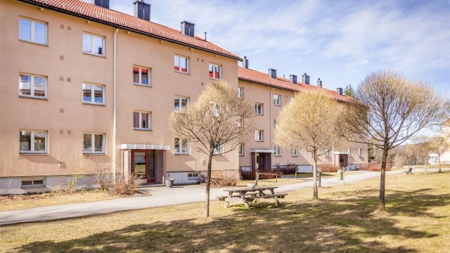 Koselig tun utenfor blokken
