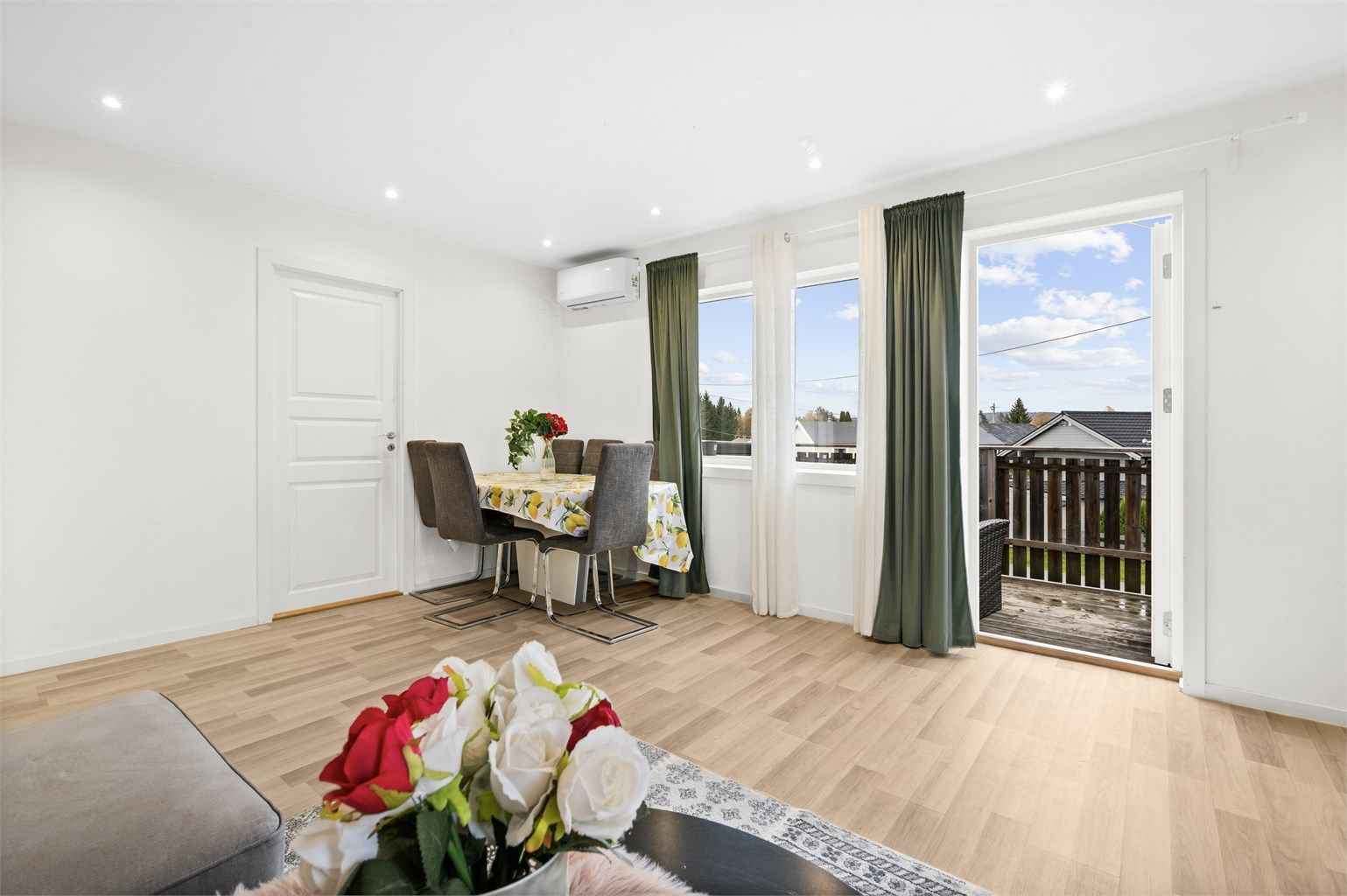 Det første som møter deg er store vindusflater, som gir en fantastisk atmosfære. 