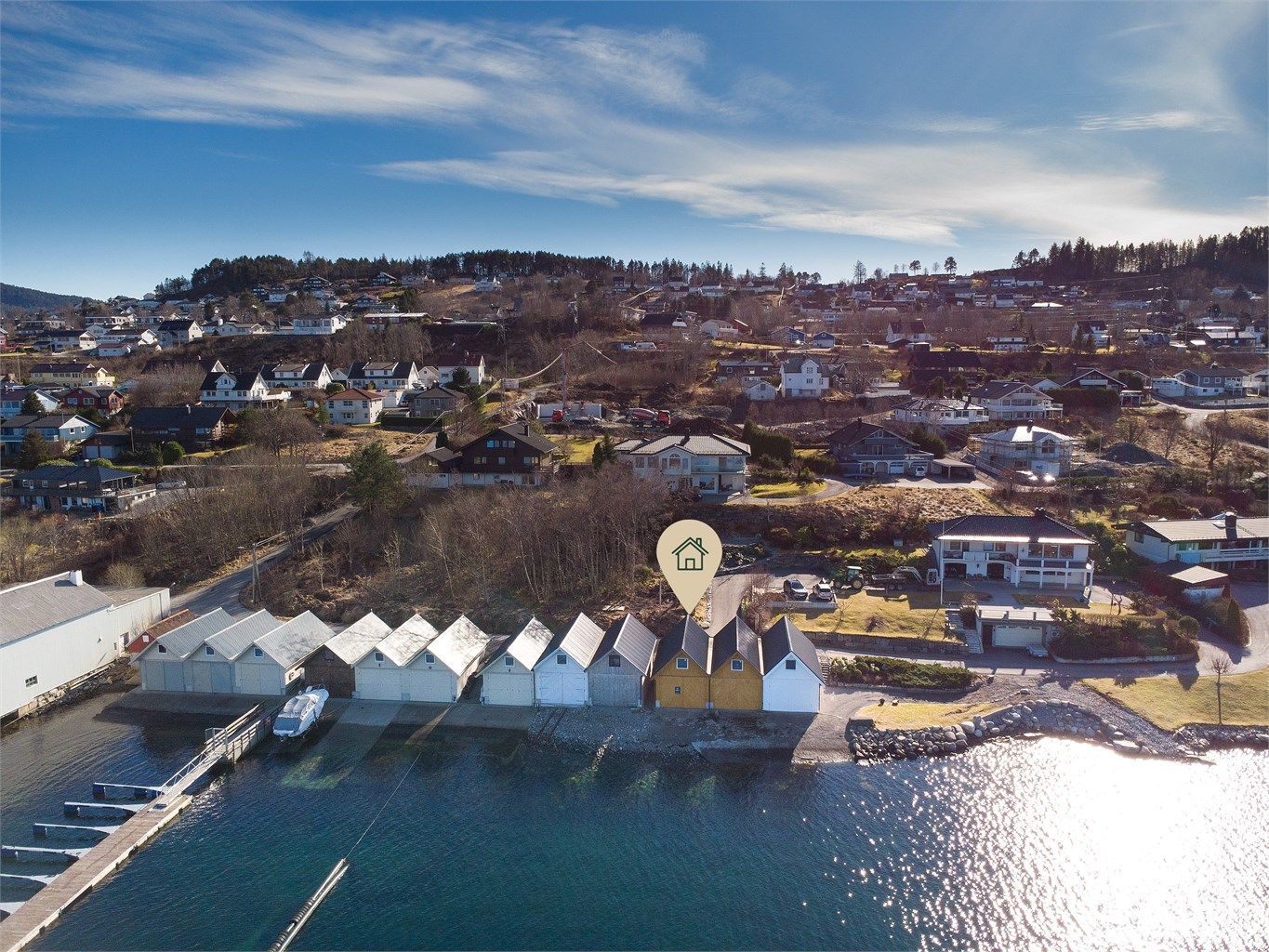 Dronebilde av naustrekken sett fra nord