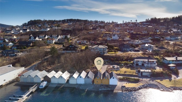 Dronebilde av naustrekken sett fra nord