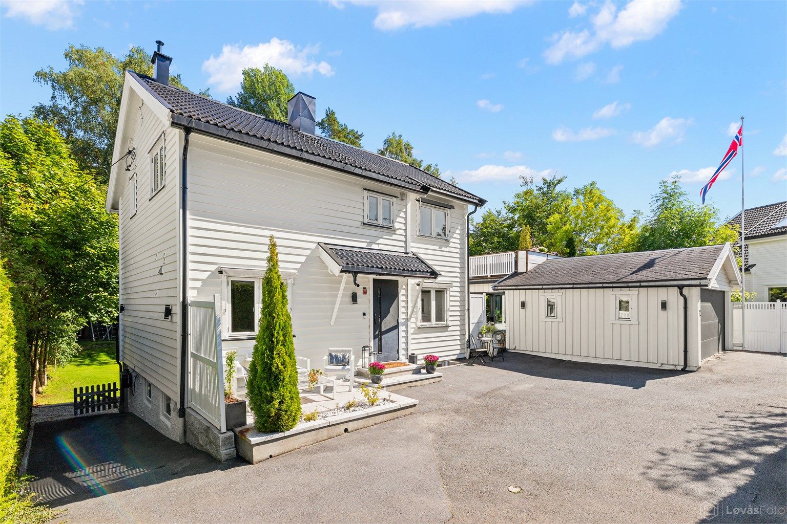 Skjermet gårdsplass med terrasse