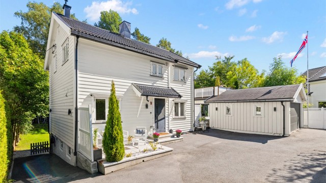 Skjermet gårdsplass med terrasse