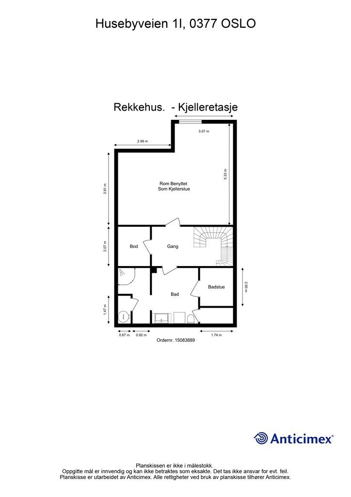 Kjelleren er innredet med flere disponible rom, bad, badstue og bod.