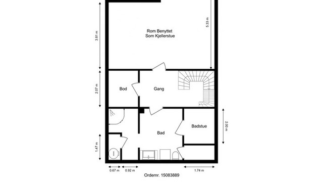 Kjelleren er innredet med flere disponible rom, bad, badstue og bod.