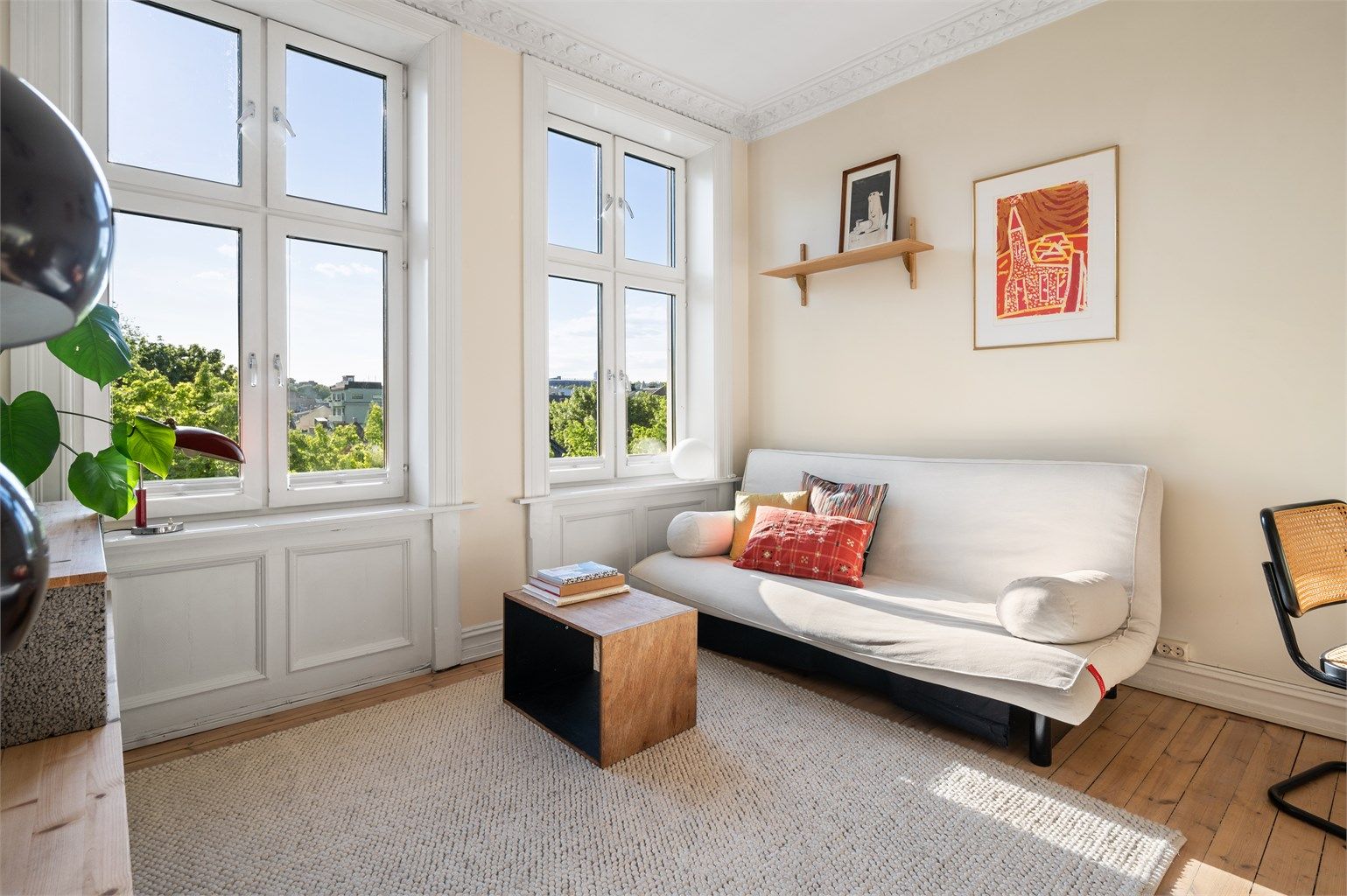 Det første som møter deg når du kommer inn i stuen er de store vinduene med utsikt vestover, som slipper inn rikelig med lys.