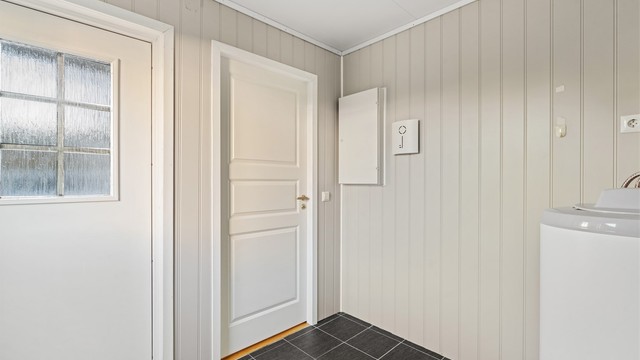 Vaskerommet har malt panel på veggene og varmtvannsbereder fra 2022. Egen biinngang og adkomst fra yttergang.